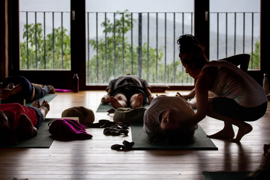 Skogsbad: yoga-, konst- och naturretreat