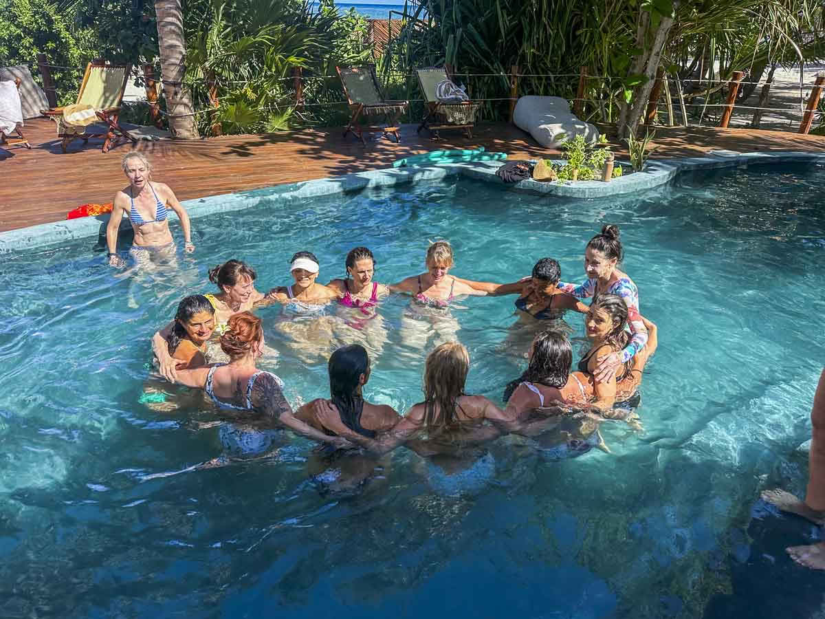Vaknande kvinna-retreat: I vattnets spegel