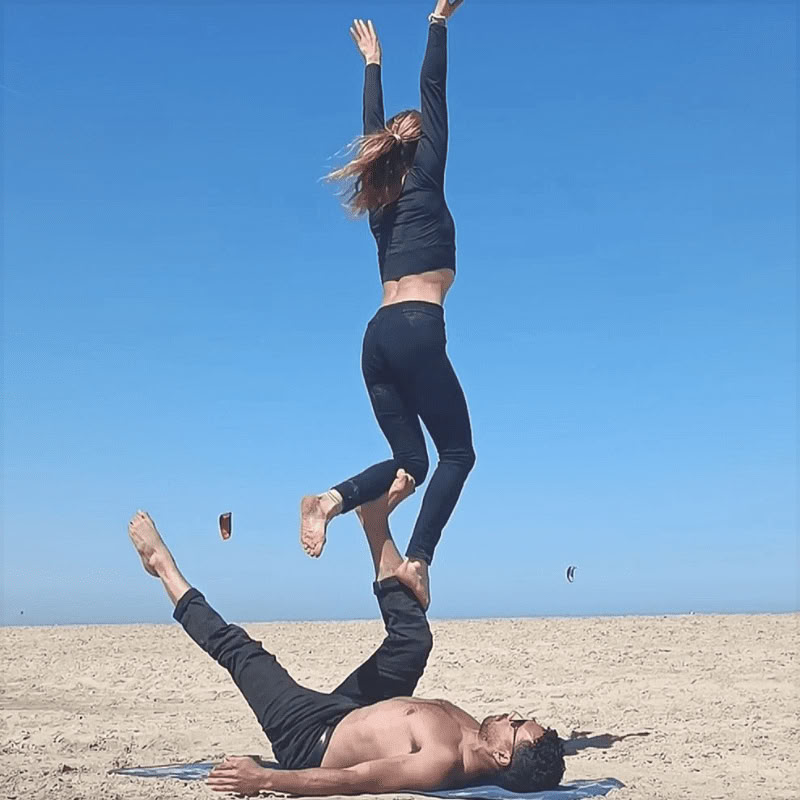 Floripa sommarlek: yoga, akro och inversioner