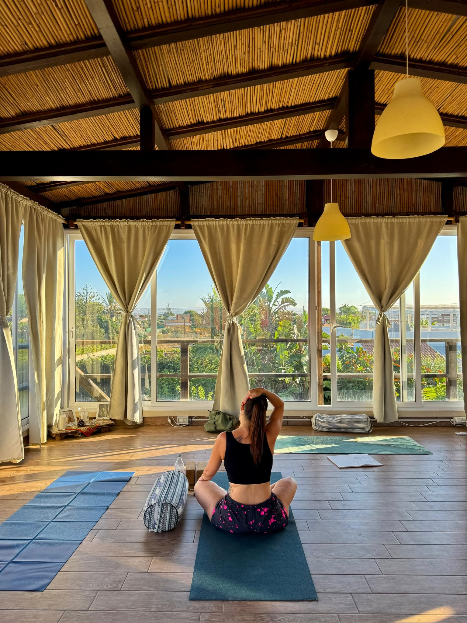 Floripa sommarlek: yoga, akro och inversioner