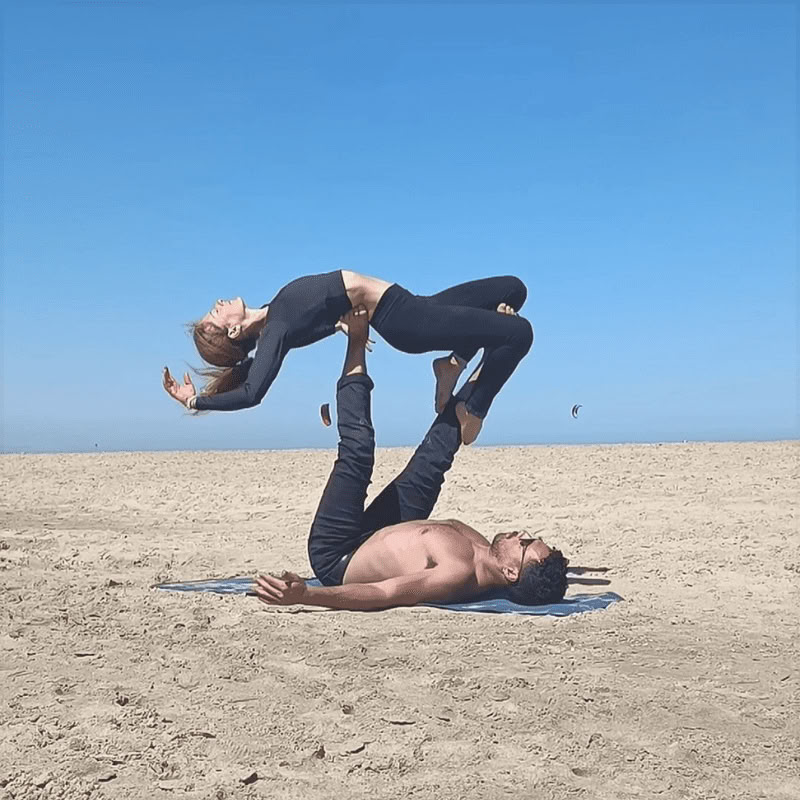 Floripa sommarlek: yoga, akro och inversioner
