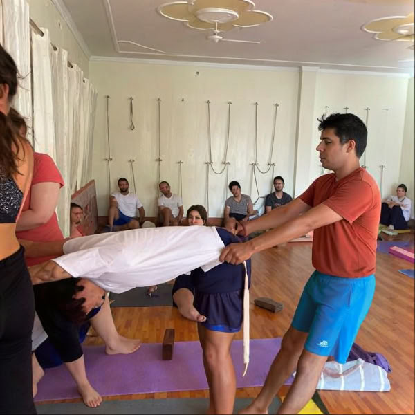 300-timmars yogalärarutbildning i Rishikesh