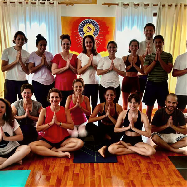 300-timmars yogalärarutbildning i Rishikesh