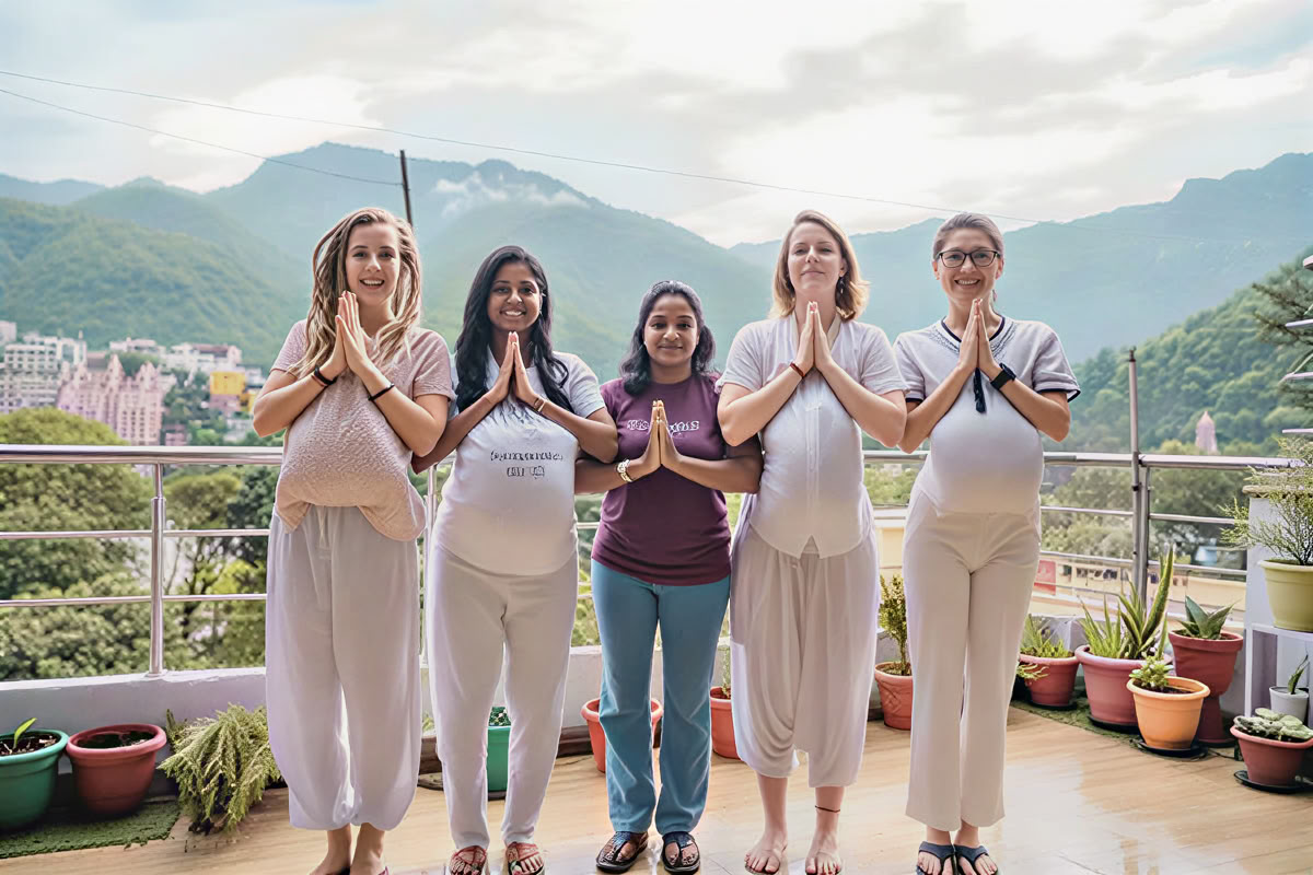 85-timmars gravidyogalärarutbildning i Rishikesh