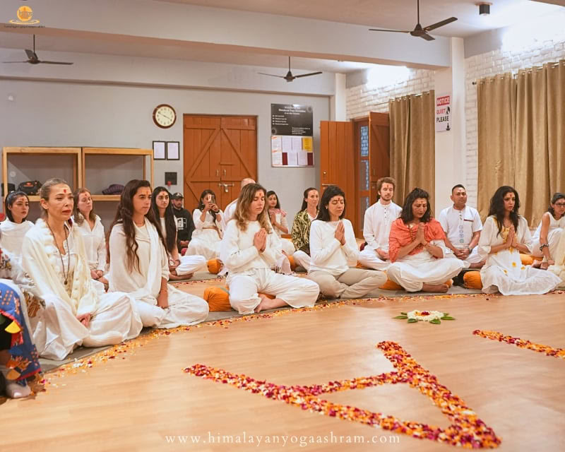 100-timmars yogalärarutbildning i Rishikesh, Indien