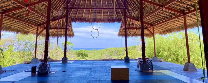 Yoga- och aerial fitness-retreat