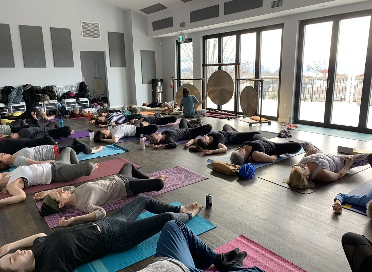 Bryggflöde: Yoga och meditation vid Okanagan Lake!