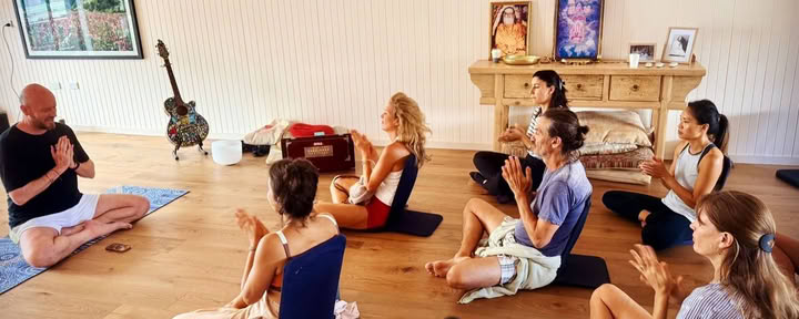 90 minuters breathwork-resa på OM House Bondi