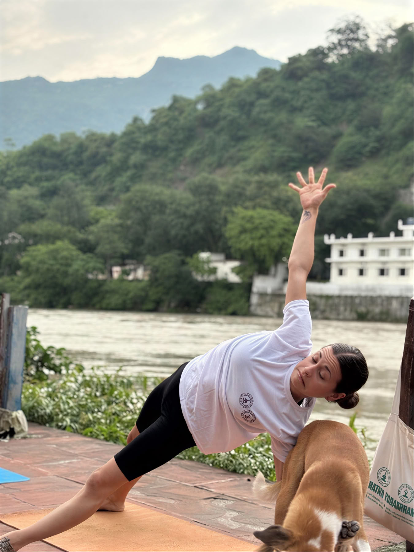 300-timmars yogalärarutbildning i Rishikesh