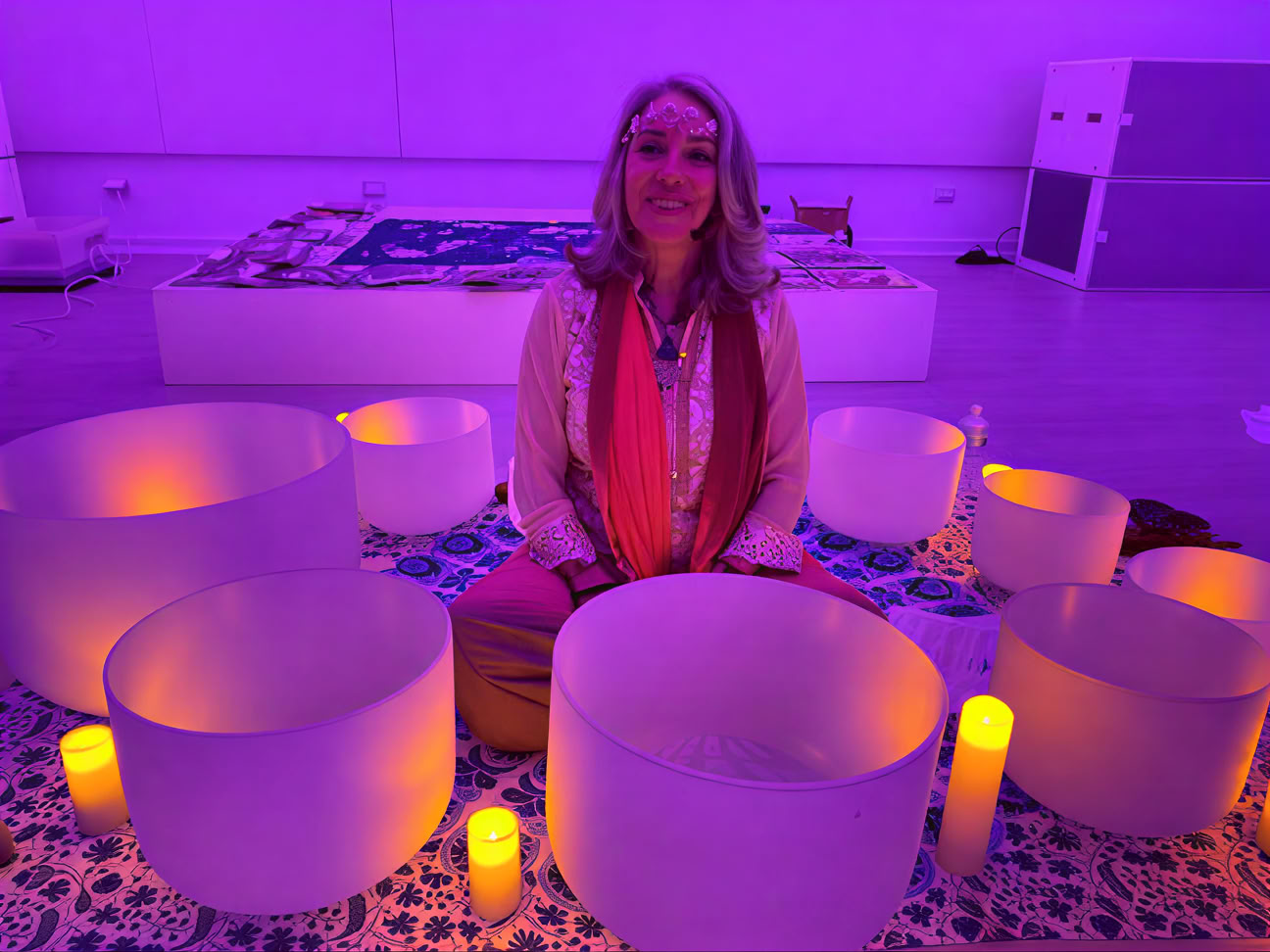 Helig eldceremoni och meditation med klangskålar