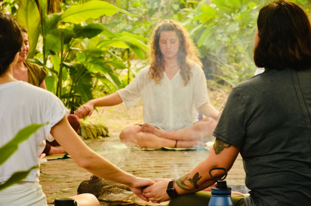 Tyst retreat med mindfulnessmeditation och yoga