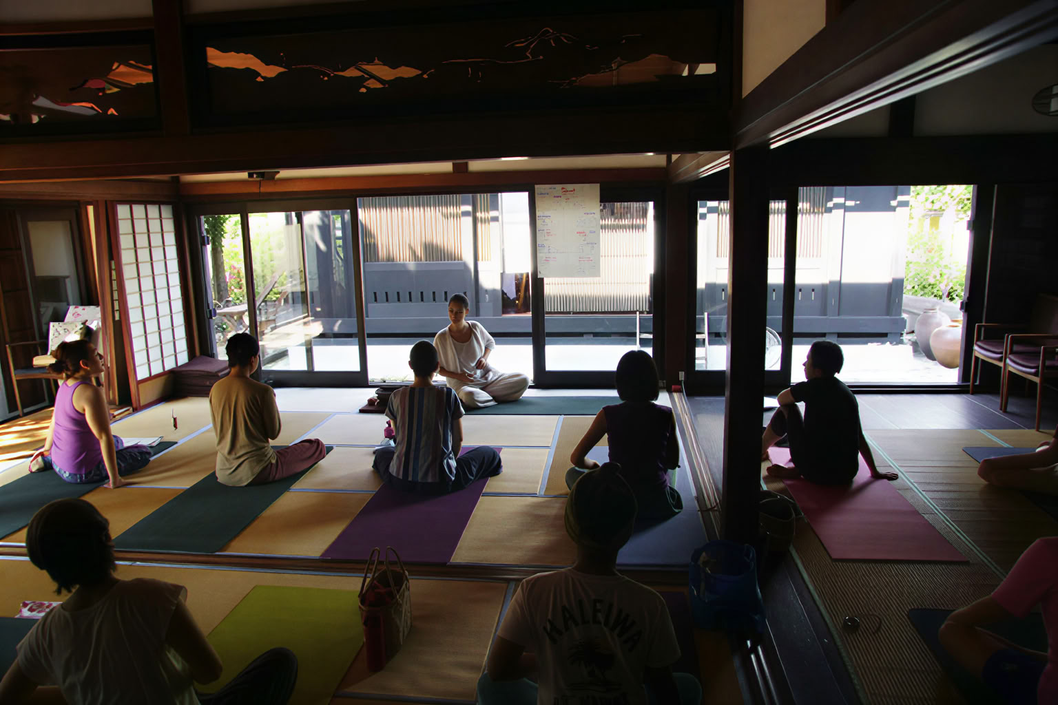 Tyst retreat med mindfulnessmeditation och yoga