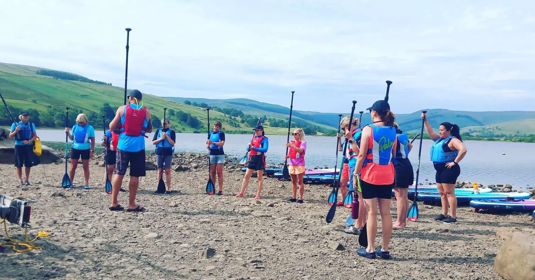 Nybörjar-SUP, yoga, vildsimning och bastu