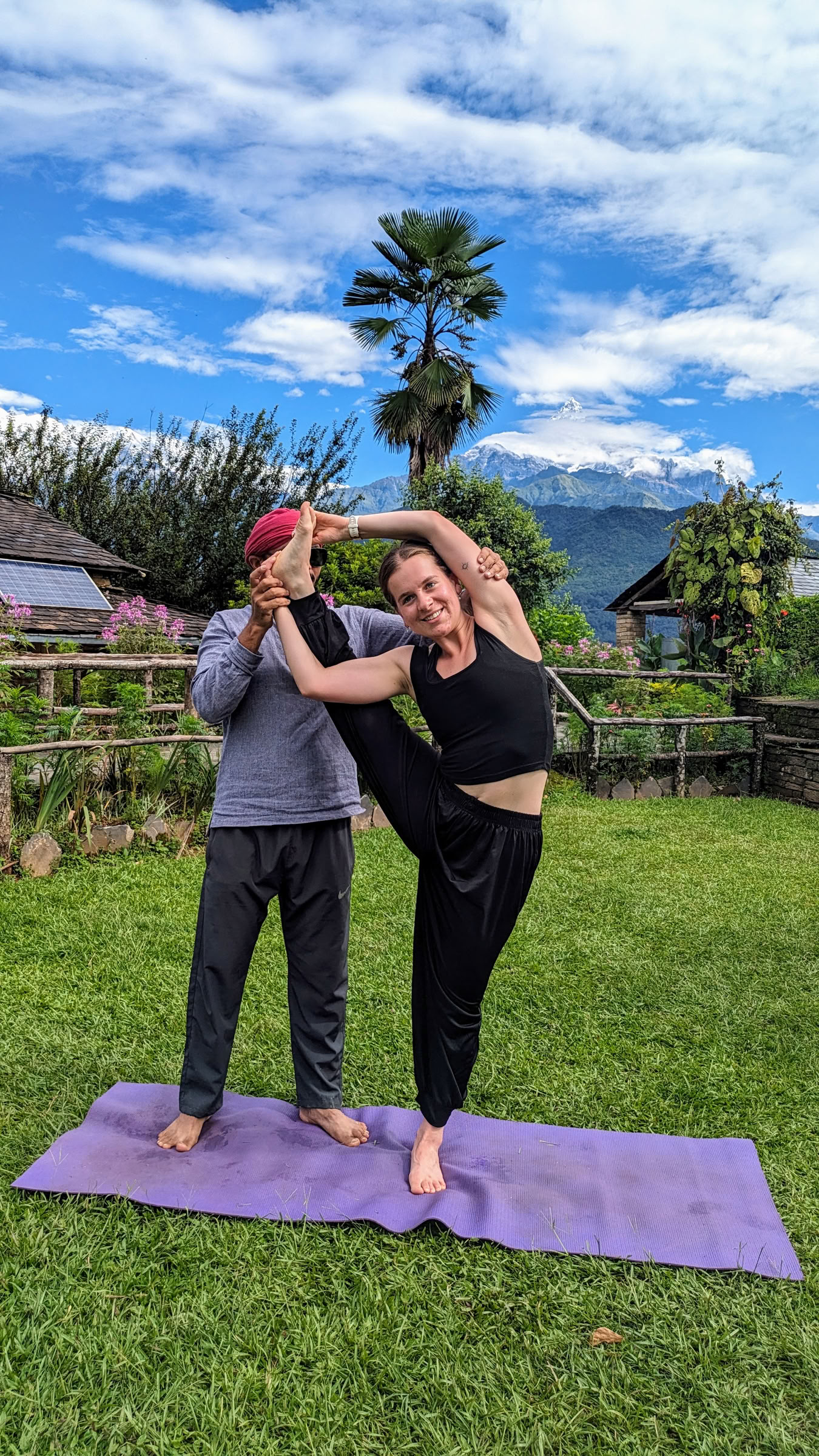 200 timmars yogalärarutbildning med utsikt över Himalaya i Astam nära Pokhara