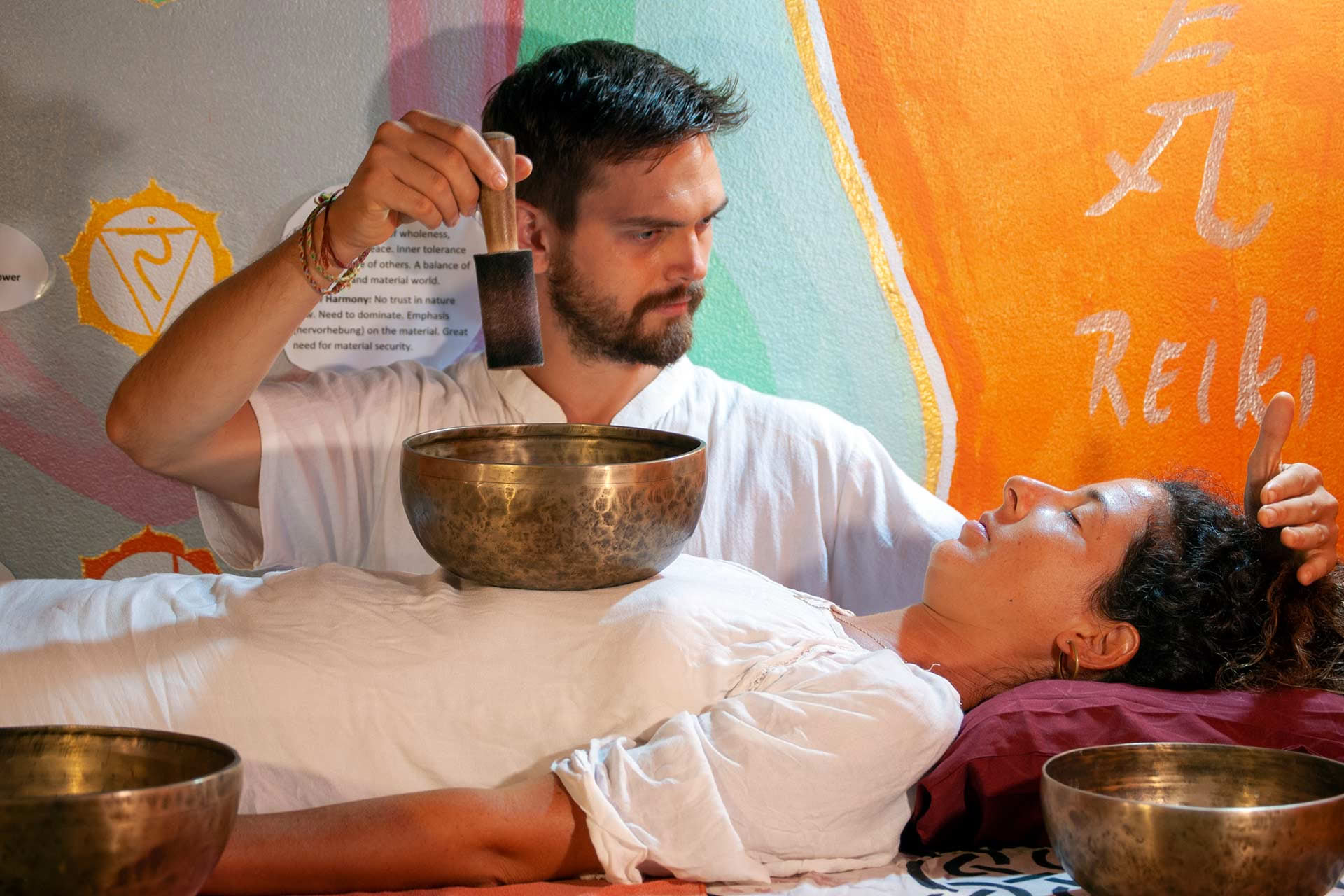 Ljudhelande meditation med sångskålar i Thailand, Krabi
