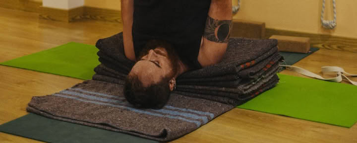 Återvänd till ditt centrum «Holistiskt välmåendprogram genom yoga och ayurveda»