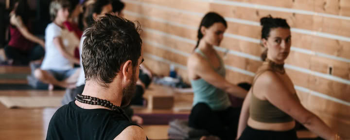 Iyengar-yogaretreat, meditativa konstarter och traditionell tantra