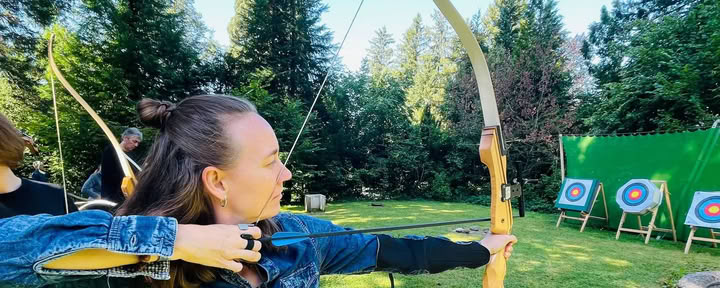 Tystnad, fokus och bågskytte — Landguet Ried, center för medvetet liv | Retreater och workshophus