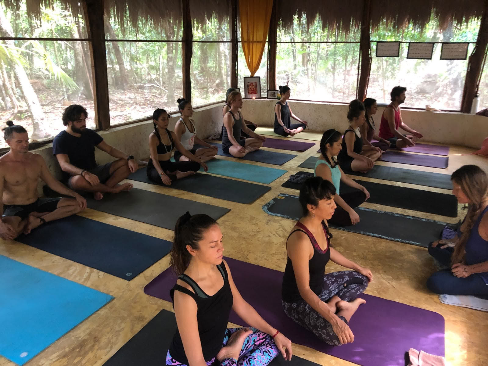 Ett andetag av yoga-ashram