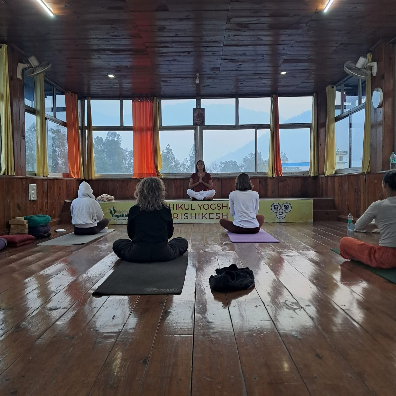 Rishikul Yogshala Rishikesh - Yogalärarutbildning i Rishikesh, Indien