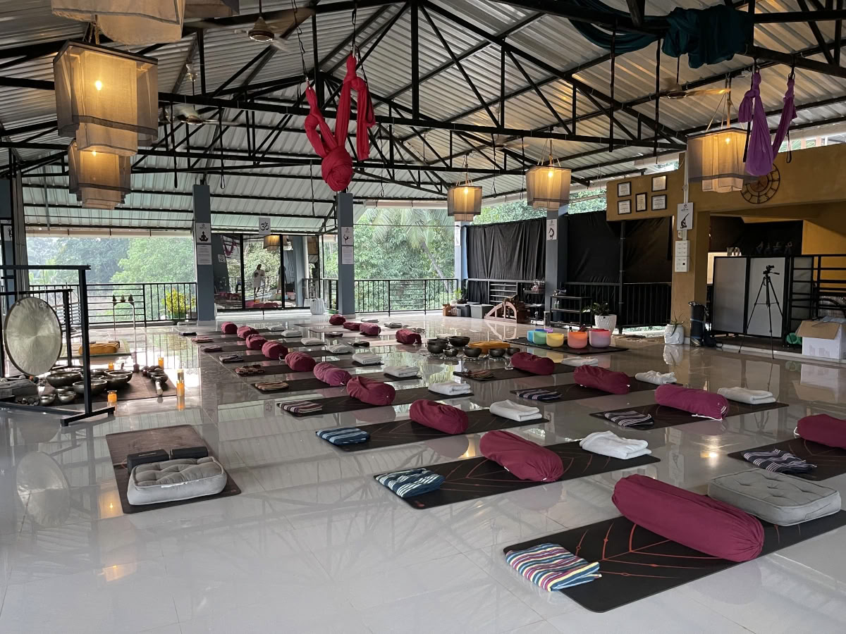 OM Studio Agonda - Aerial Yoga och ljudhealing i Goa