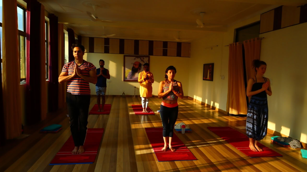 Yogaessensen: meditationslärarutbildning ashram