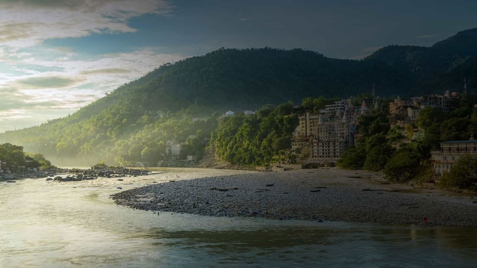 Drishti Yoga School - Bästa yogalärarutbildningsskolan i Rishikesh