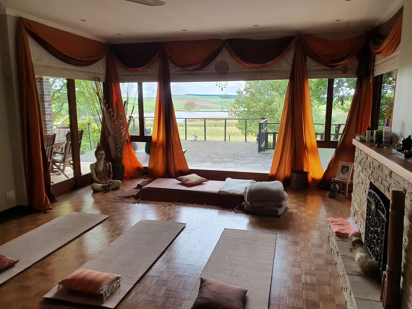 Landsbygdsretreat med yoga på stigar