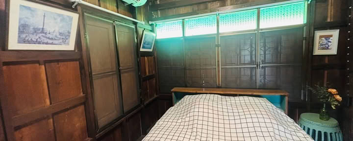 Privat sovrum med delat badrum