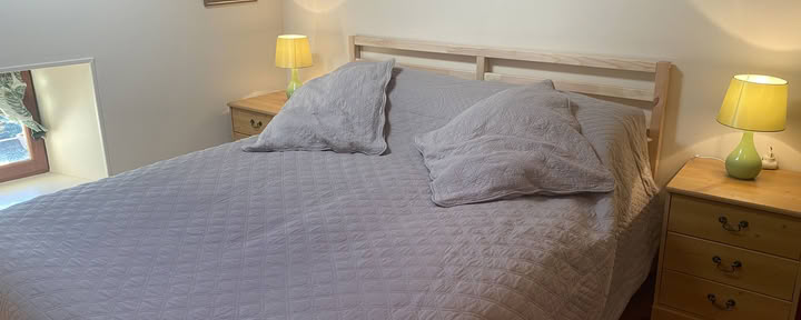 Vit stuga med privat dubbelrum